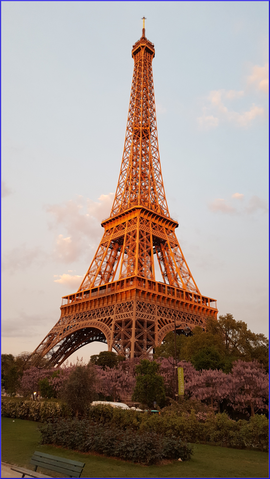 Eiffel-torni eli Eiffelin torni Pariisissa. Pariisin symboli. Ranskan suosituin matkakohde.