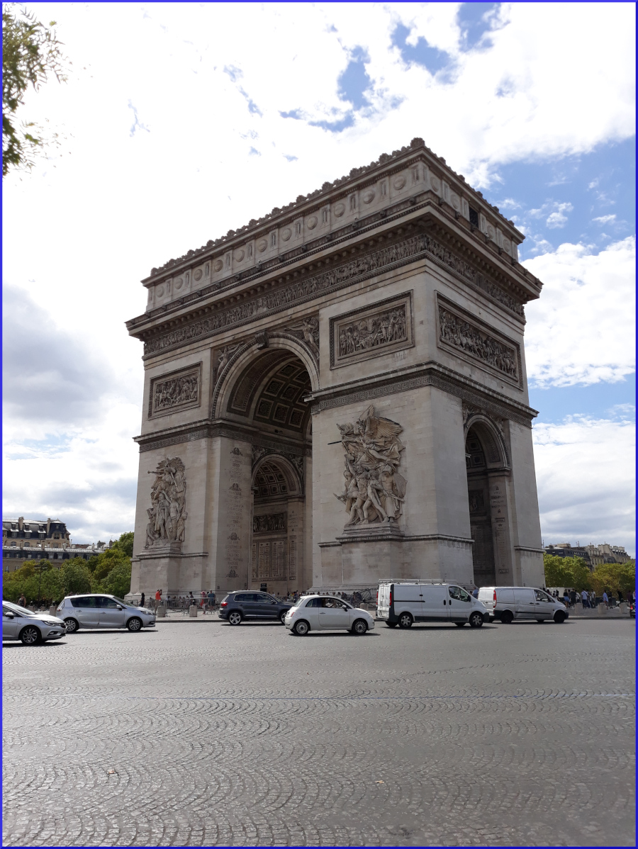 Riemukaari Pariisissa. Pariisin kuuluisa nähtävyys.
