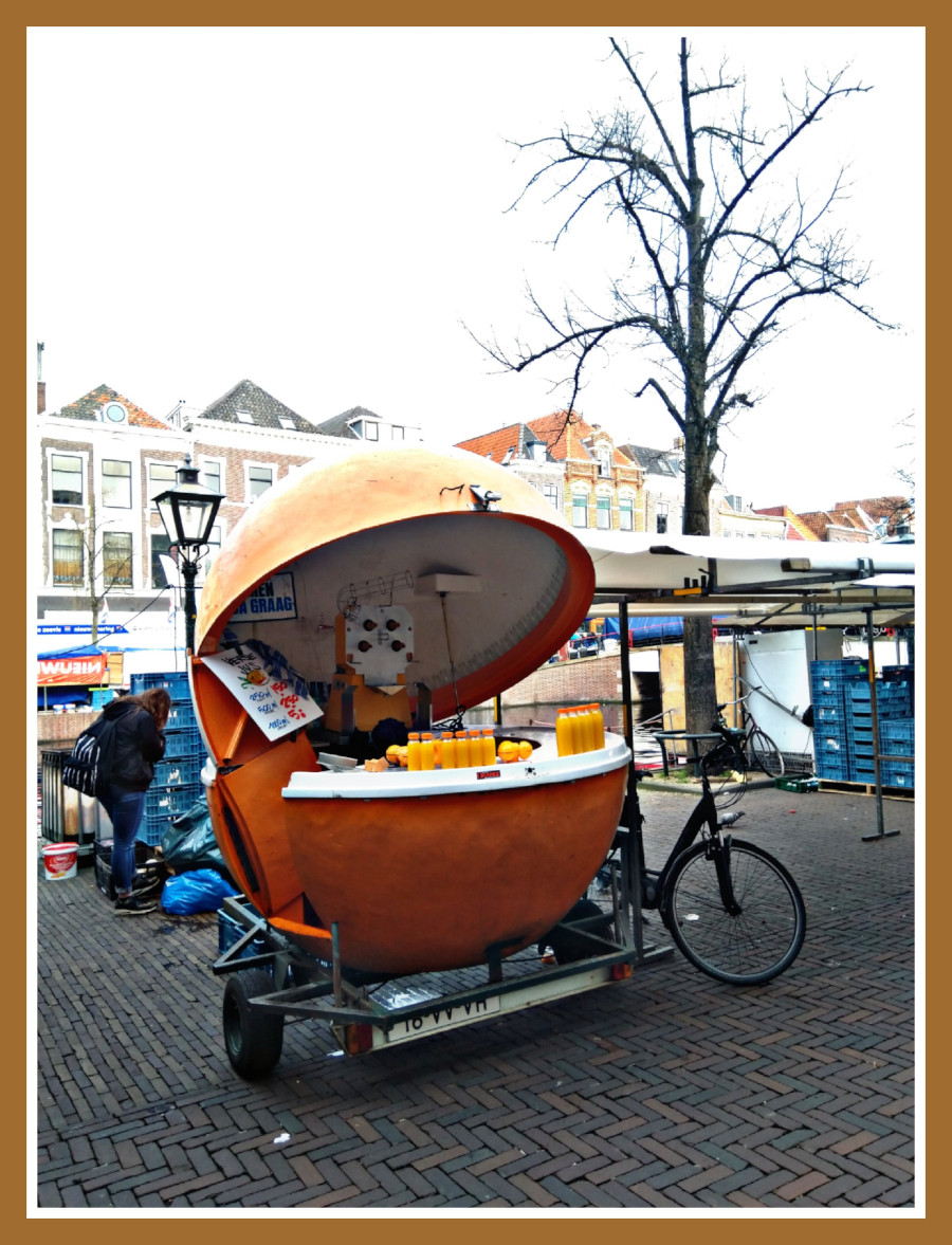 Appelsiininmallinen mehukoju Alankomaissa. Vastapuristettua mehua.