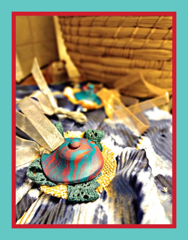 Askartelumassasta tehty kaulakoru