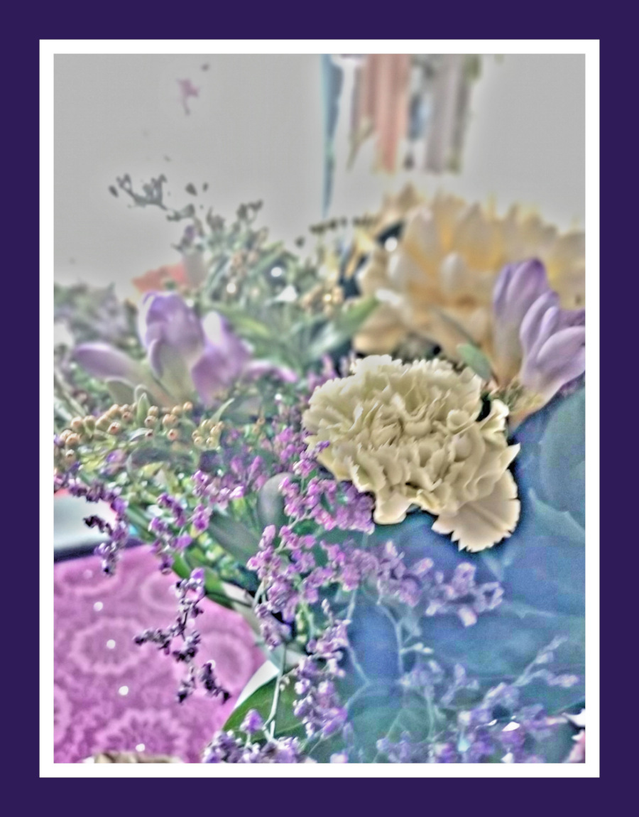 Bouquet. Kukkakimppu. Neilikat. Ruokapöydän kaunistus. 