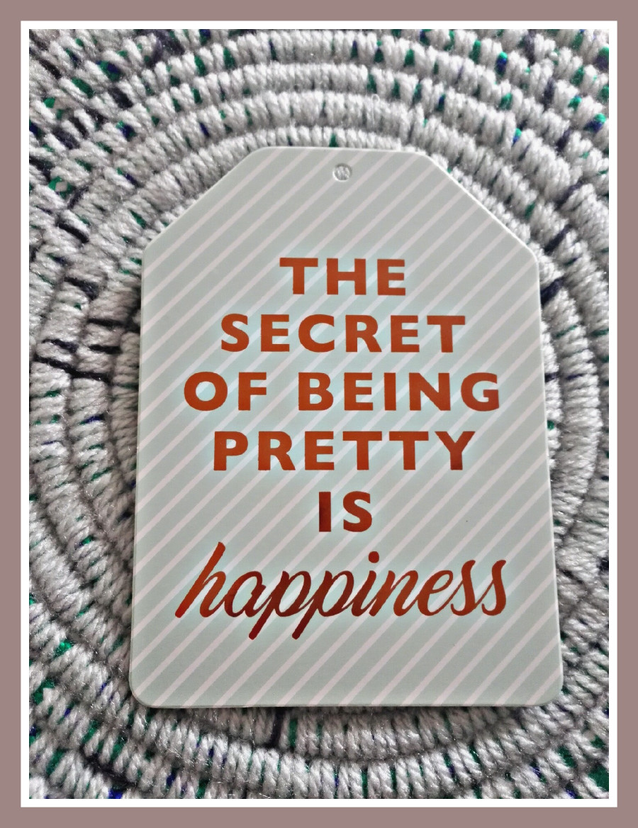 MIetelause. Ajatus. Totuus. Kauneuden salaisuus on onnellisuus. Postikorttien viisautta. Ajattele itsesi kauniiksi. 