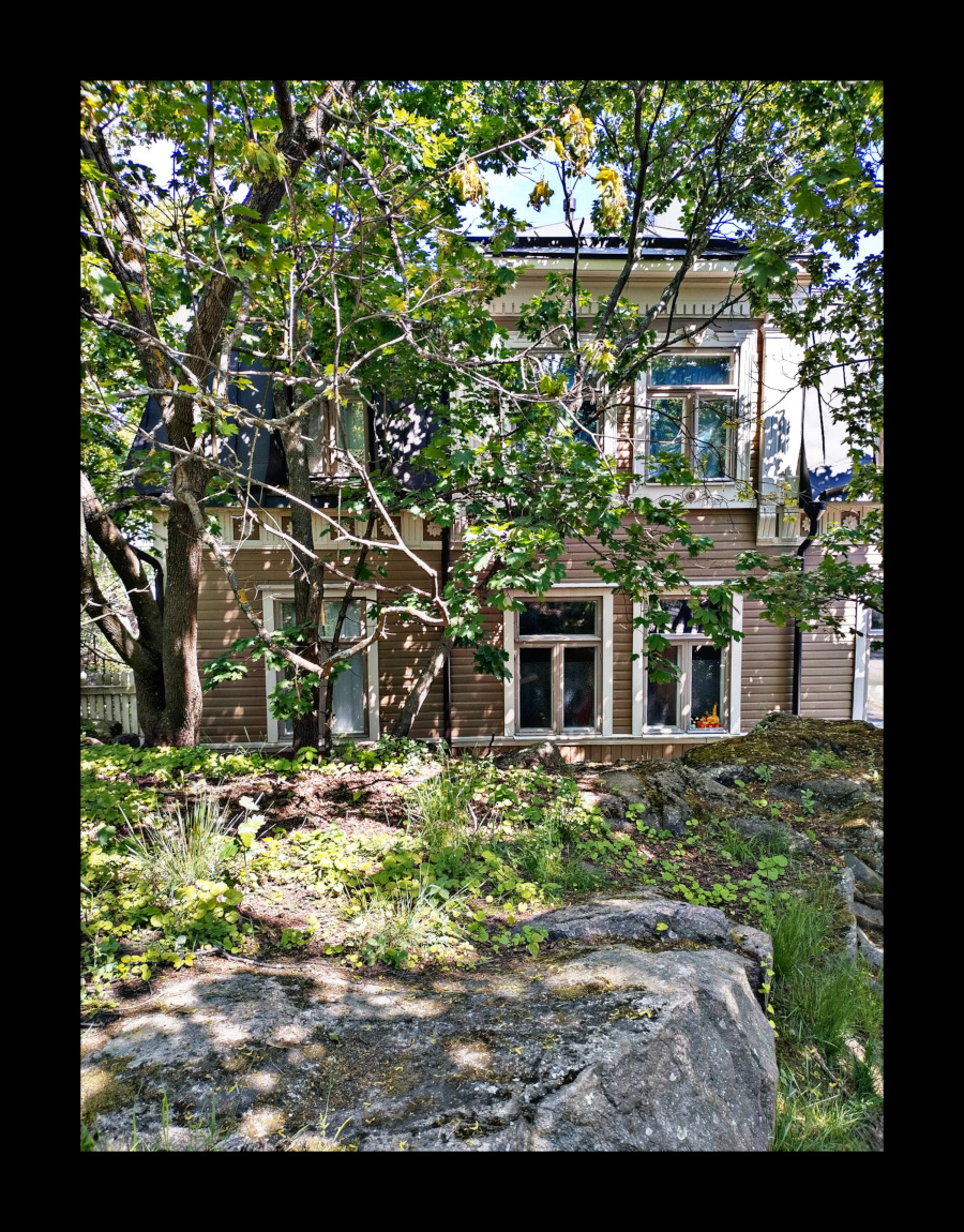 Puu-Vallila ja talo, jossa kirjailija ja runoilija Arto Melleri aikoinaan asui.