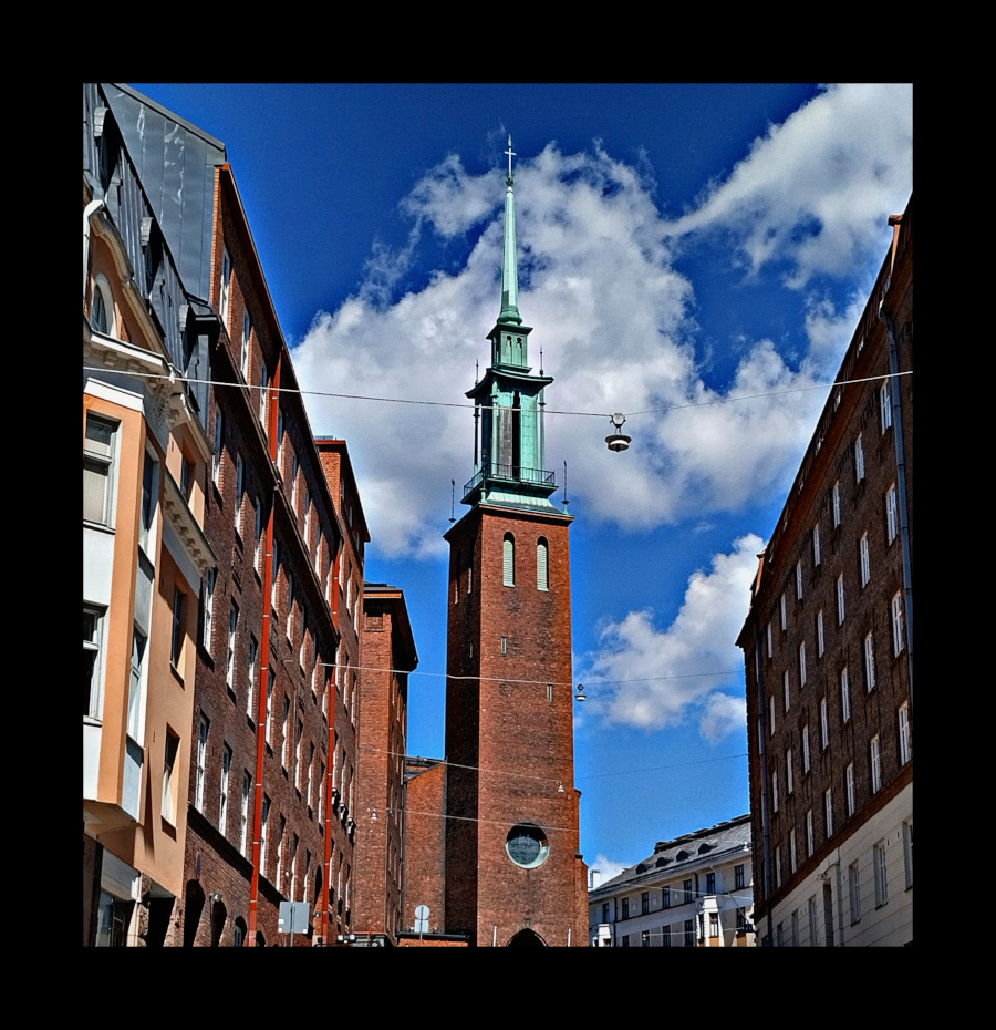 Kirkko Töölössä. Kävely Töölössä. Tutustuminen omaan maahan.