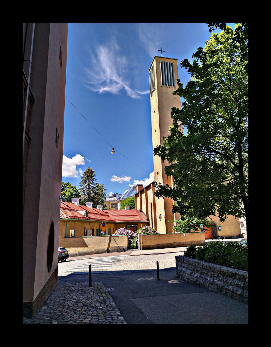 Töölö. Kirkko Töölössä. Kesä Töölössä. Hensinki. Kaunis kaupunginosa.