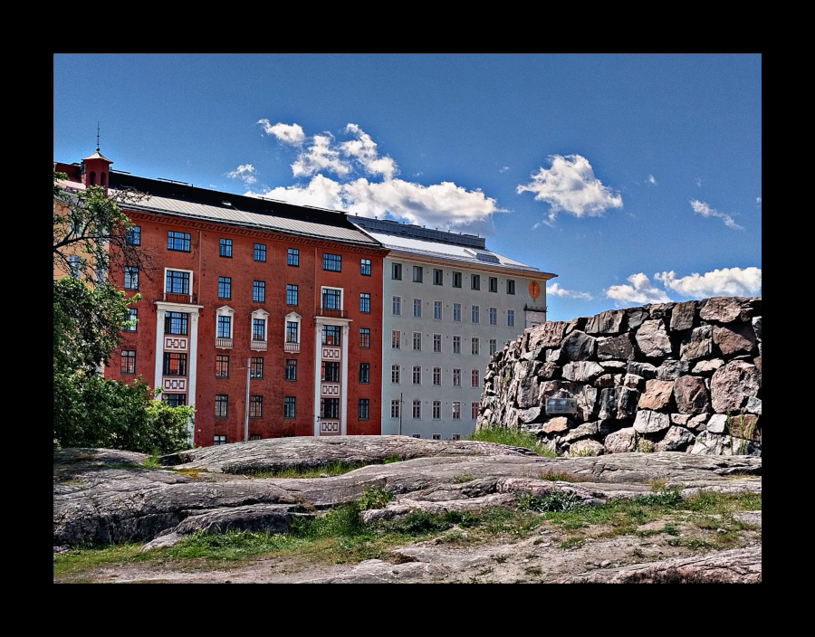 Kirkko Töölössä. Temppeliaukion kirkko. Töölö. Maisemia kaupungissa.