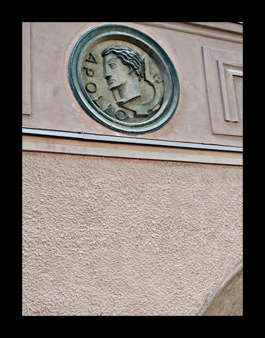 Vanhojen talojen kauneutta. Yksityiskohta kerrostalossa. Töölö. Helsinki.