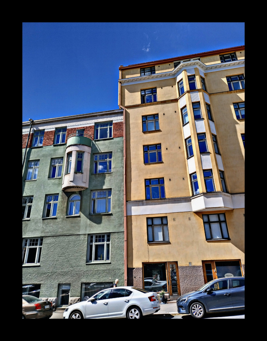 Kauniit vanhat talot sopuisasti rinnakkain. Töölö.