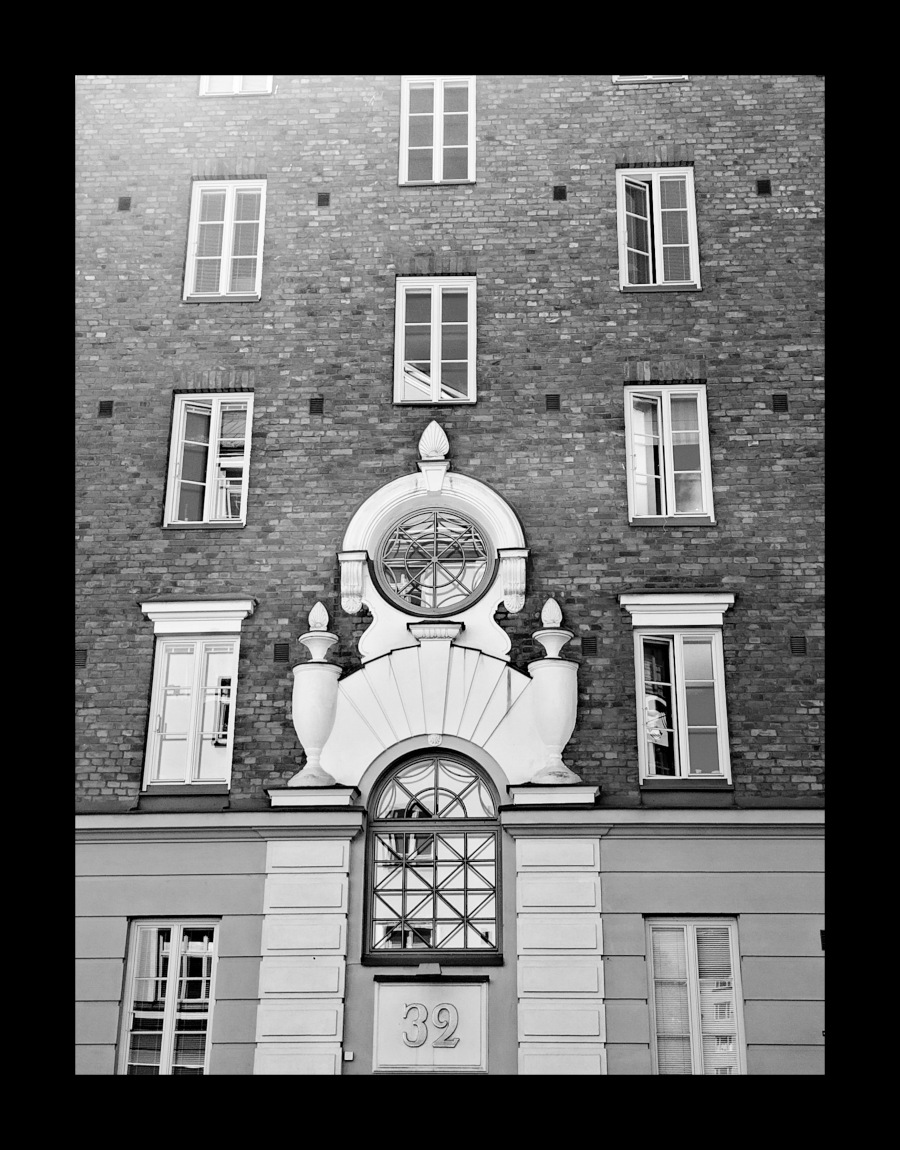 Yksityiskohta kerrostalosta. Töölö. Punatiilinen kerrostalo. 1900-luvun alku.