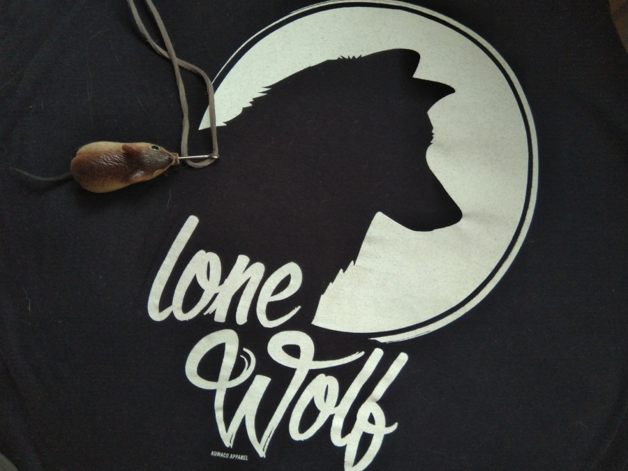Lone Wolf. Teksti T-paidassa. Yksinäinen susi. Hiiri.