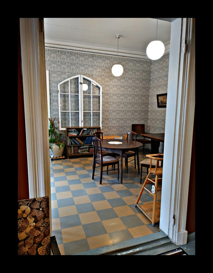 Kahvila Majurskassa on monta erilaista huonetta, jotka kaikki on sisustettu eri tavalla.